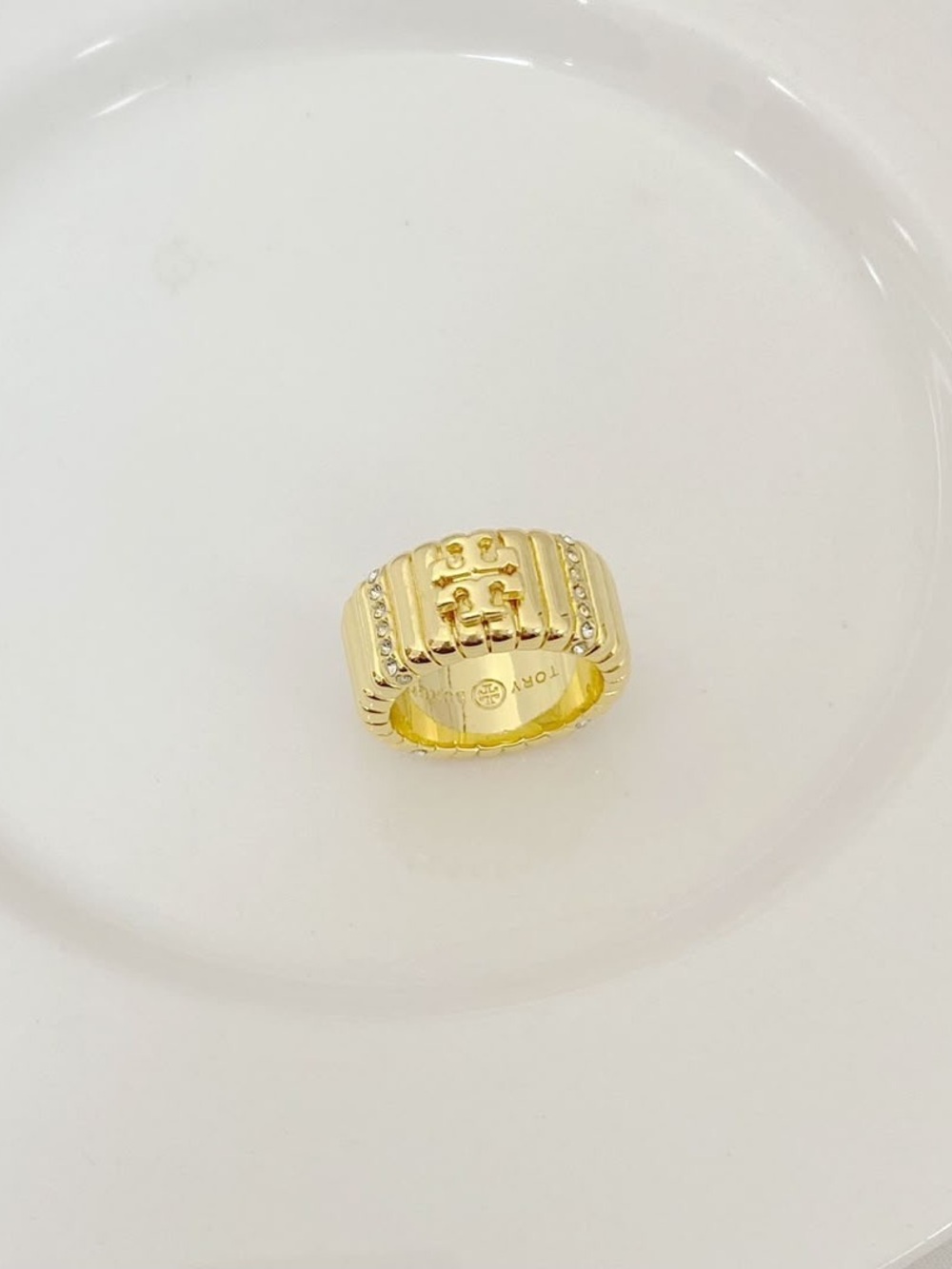 Tory Burch Gold Ribbed Logo Statement Ring SIZE8 - Picture 2 of 3